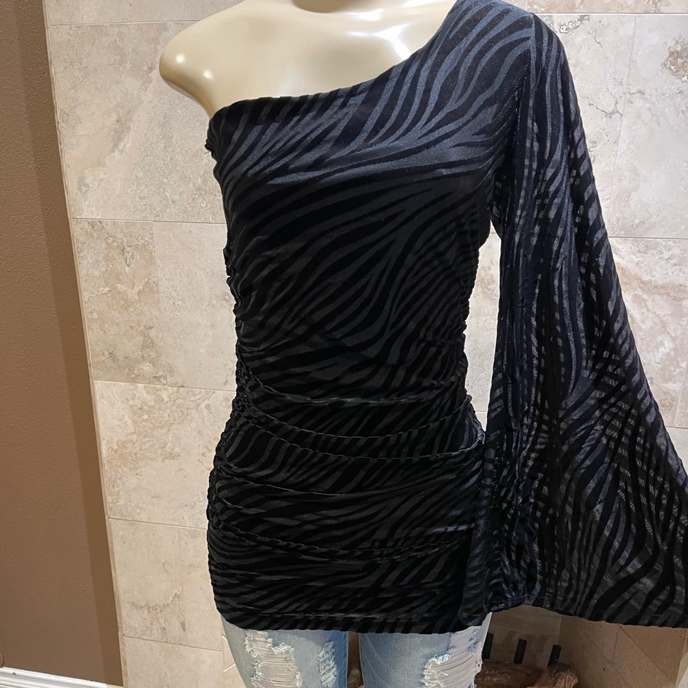 Arden B. One shoulder velvet top in black